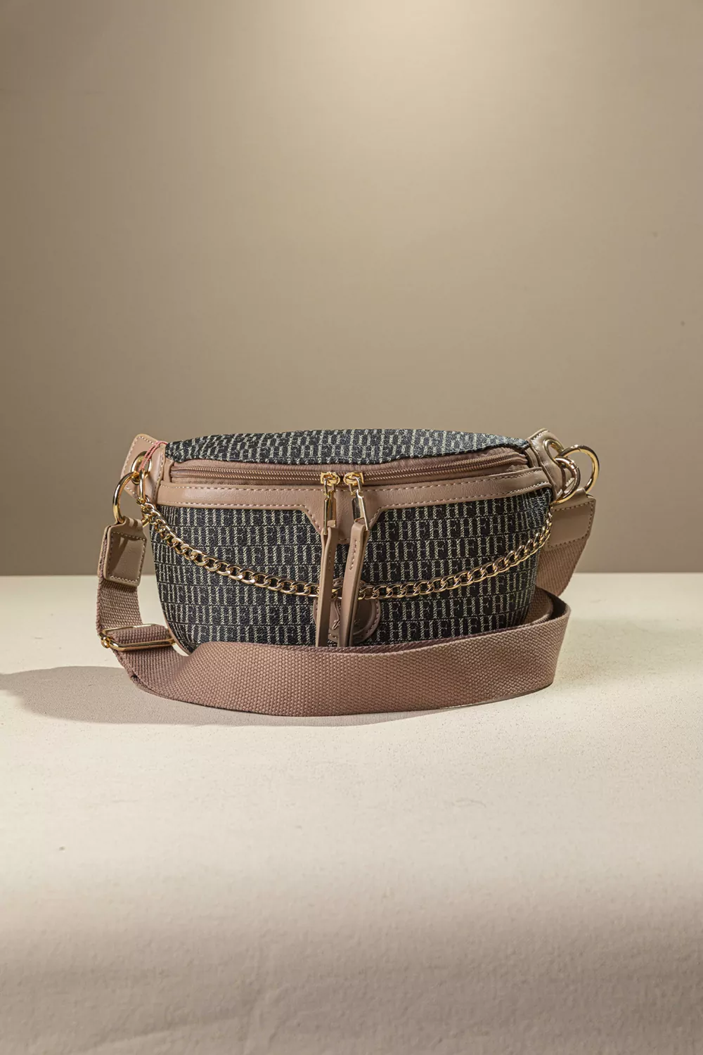 Τσάντα μέσης με χρυσή διακοσμητική αλυσίδα