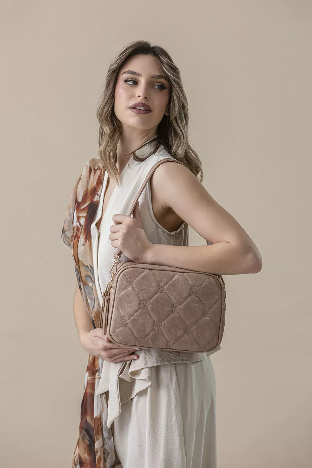 Καπιτονέ τριθέσια τσάντα χειρός