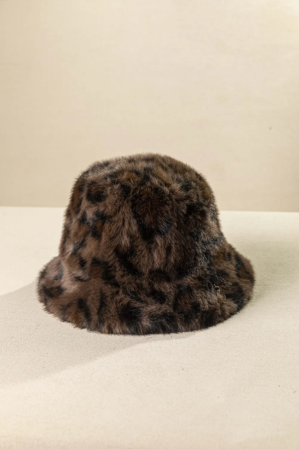 HAT53-coffee-leopard-1 Γυναικείο καπέλο double face από ακρυλική γούνα με leopard print - Image 1