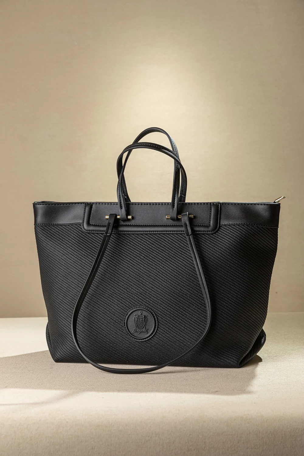 KA06-black-wool-1 Η απόλυτη τσάντα για κάθε μέρα - Image 1