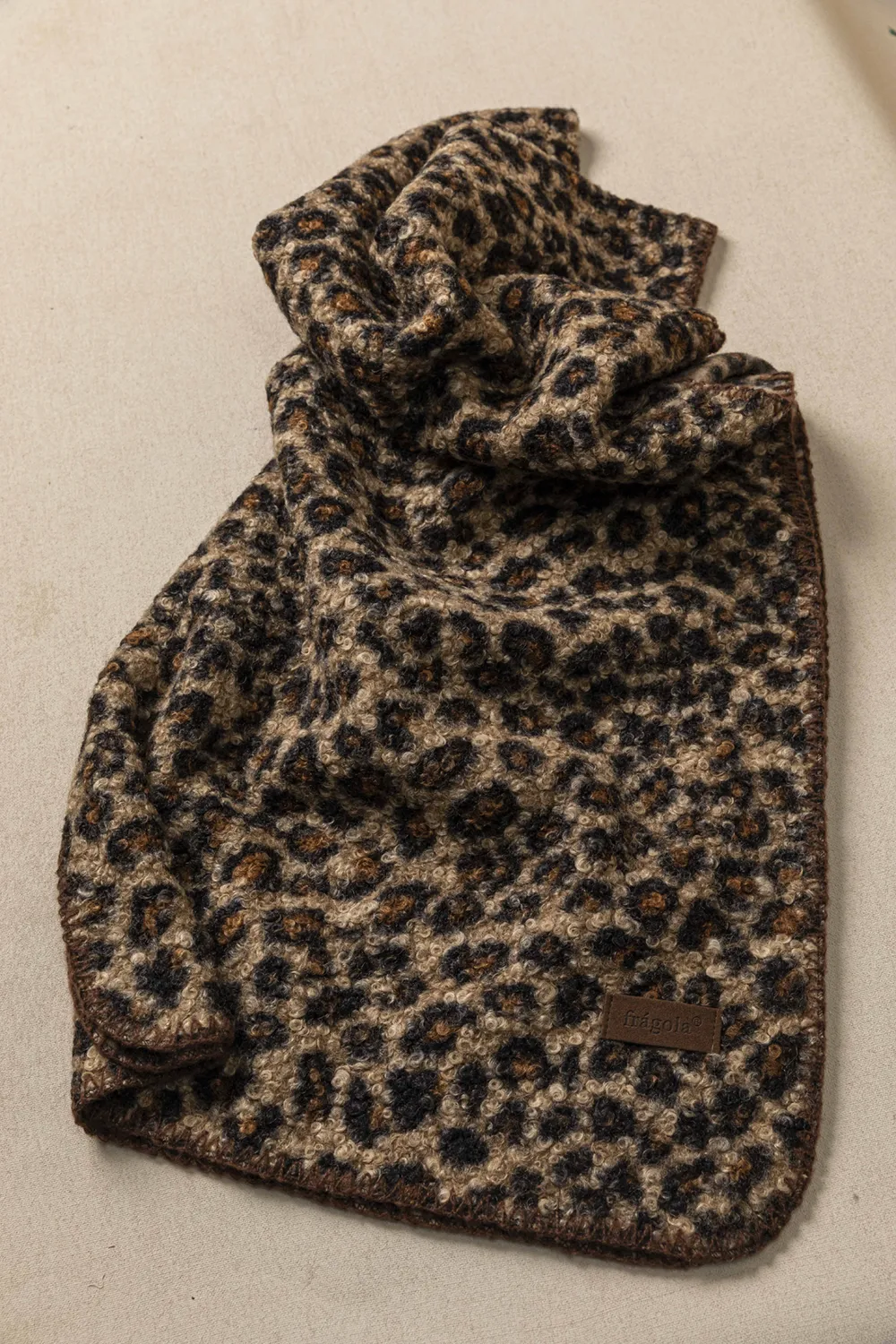 Πασμίνα με μπουκλέ υφή animal print